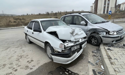 Elazığ'da Otomobil Çarpışması: 2 Kişi Yaralandı!