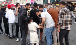 İstanbul Beyoğlu'nda Küçük Kız Turistlerin Çantasını Çaldı!