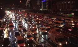İstanbul'da Soğuk ve Yağışlı Hava Trafiği Felç Etti!