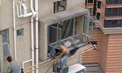 Kağıthane'de Tehlikeli Anlar: Güvenlik Önlemi Almadan 5. Katta Balkon Tadilatı!
