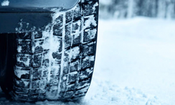 Kar Yağışı Sürücüleri Oto Lastikçilere Yönlendirdi: Kış Lastiği Talebi Arttı