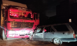 Sancaktepe'de Otomobil ile Kamyon Çarpıştı, 2 Kişi Yaralandı!