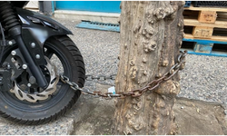 Aydın'da bir vatandaş motosikletini ağaca zincirleyerek hırsızlara karşı önlem aldı