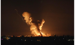 İsrail savaş uçakları Gazze'deki Ulu Ömer Camii'ni yok etti