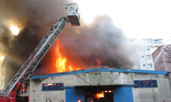 "Maltepe'de İş Yerinde Çıkan Yangına Hızlı İtfaiye Müdahalesi"