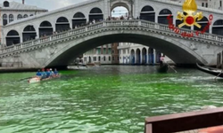 Venedik'teki Büyük Kanal'a yeşil sıvı döktüler!