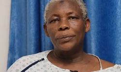 70 yaşındaki kadın ikiz bebeklerini kucağına aldı!