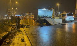 Kadıköy'de Minibüs Kazası: Meyve ve sebzeler yola saçıldı