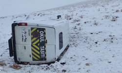 Hakkari'de buzlu yolda otomobil devrildi: 3 kişi Yaralı!