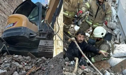 Kadıköy'de çöken binada iki kişi enkaz altında kaldı!