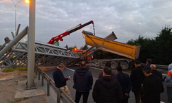 TEM'de TIR'ın  damperi tabelaya çarptı; Ankara yönü ulaşıma kapandı