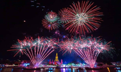 Tayland, Yeni Yılı 50 Bin Havai Fişek ve Gösterilerle Karşıladı