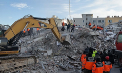 Depremde yıkılan İsias Otel'in sahibi enkaz başında kasasını beklemiş!