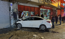 Bursa'da iş yerine otomobil çarptı, 3 Yaralı!
