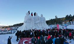 "Sarıkamış şehitleri" anısına yapılan kardan heykeller ziyaretçileri duygulandırdı.