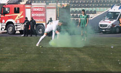 Denizlispor -Amedspor maçında sahaya sis bombası atıldı