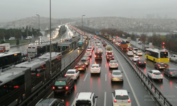İstanbul'da şiddetli yağış trafiği felç etti