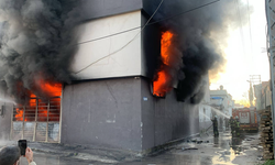 Adana Yüreğir'de Sünger Fabrikasının Deposunda Yangın