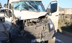 Antakya'da Minibüs ve Tır Çarpıştı: 12 Yaralı