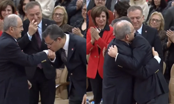 Özgür Özel, Yılmaz Büyükerşen'in elini öptü : Belediye Başkanlığına veda etti