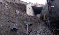 Kırıkkale'de istinat duvarının çökmesi sonucu tren raydan çıktı