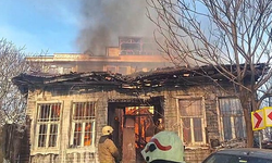 Eyüpsultan'da Yangın Paniği!  Ahşap binada yangın çıktı