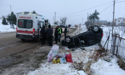 Mersin'de bir araba buzda kaydı, devrildi ve ters döndü