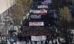 Atina'da Öğrenciler Özel Üniversitelerin Açılmasını Protesto Ediyor