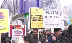 TOKİ mağdurlarından AKP önünde protesto: ‘Mağdurlar burada, Murat Kurum nerede?’