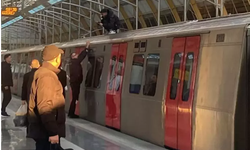Genç, İftar Vakti Bekleyen Yolcuları Şaşırttı: Metro Üzerine Çıktı