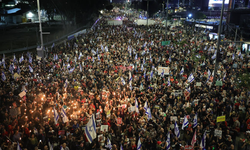 Tel Aviv'de toplanan binlerce kişi Netenyahu'ya tepki gösterdi