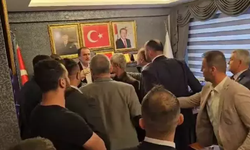 Seçimi Kaybeden Yeniden Refahlı Başkan, Devir- Teslimde MHP'li Milletvekiline Çiçek Fırlatıp Küfretti