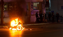 İstanbul'da Polis Çevirmesinde Sinir Krizi Geçiren Sürücü Aracını Ateşe Verdi