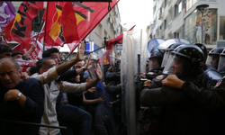 İzmir'deki Van protestosunda gözaltına alınan 6 kişiden 2 kişi tutuklandı