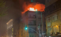 İstanbul Fatih'te 5 katlı bir binanın çatısında yangın çıktı!