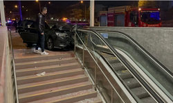Bursa'da otomobil metro istasyonunun merdivenlerine çarptı: 4 yaralı