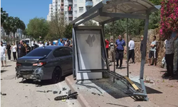 Adana'da otomobil, otobüs durağına girdi: 2’si ağır, 7 yaralı
