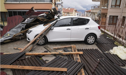 Ankara'da şiddetli fırtına yüzünden evlerin çatısı uçtu