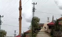 Depremde hasar gören minare kontrollü olarak yıkıldı