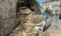 Üsküdar'da dün yaşanan şiddetli yağışlardan dolayı sitenin duvarı çöktü: 2 araç hasar gördü