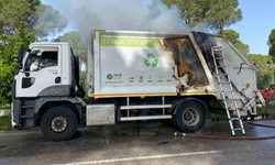 Antalya'da atık toplama kamyonunda yangın çıktı