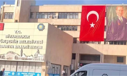 Diyarbakır Büyükşehir Belediye binasına Türk bayrağı ve Atatürk fotoğrafı asıldı