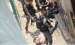 Türk vatandaşı Kudüs'te İsrail polisini bıçakladı