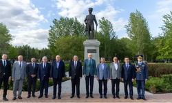 TBMM Başkanı Kurtulmuş Astana'da Atatürk Anıtı'nı Ziyaret Etti