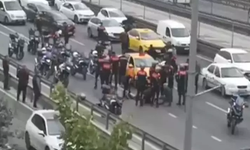 Zeytinburnu'nda Motosikletli Polis Ekibi Taksiye Çarptı: 2 Polis Yaralı