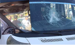 Alanya'da Trafikte Kavga: Öğrenci Servisinin Camları Demir Sopayla Kırıldı
