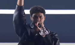 İsveçli şarkıcı Eurovision'a Filistin kefiyesiyle çıktı