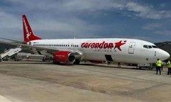 Antalya'da yolcu uçağının inişte ön tekeri patladı! Yolcular tahliye edildi