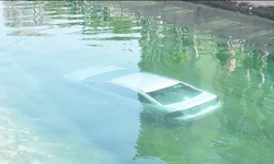 Adana'da araba sulama kanalına düştü