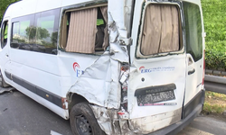 İstanbul'da minibüs işçi servisine çarptı: 5 yaralı!